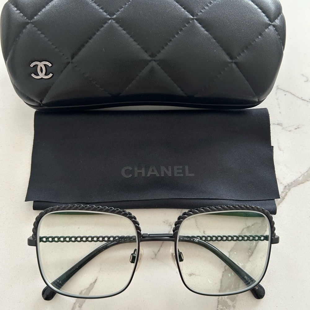 Chanel 2185 chain detail frame